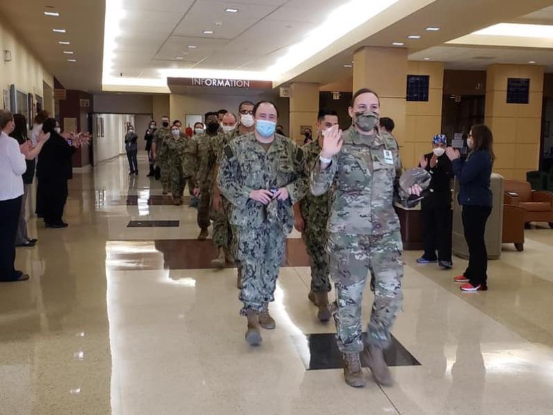 Dieron emotiva despedida a los médicos y enfermeros militares, se fueron de Eagle Pass