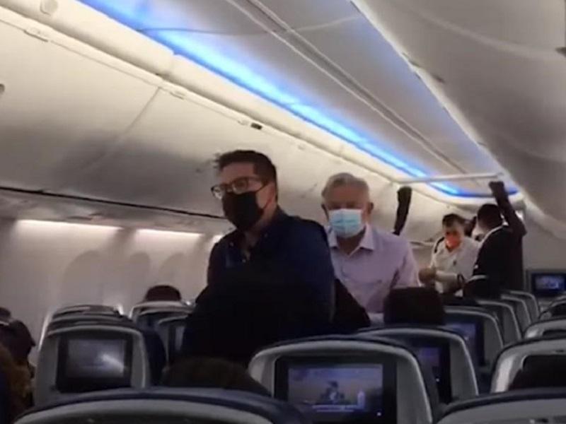 Pasajeros insultan a AMLO en vuelo comercial de Guadalajara a CDMX (video)