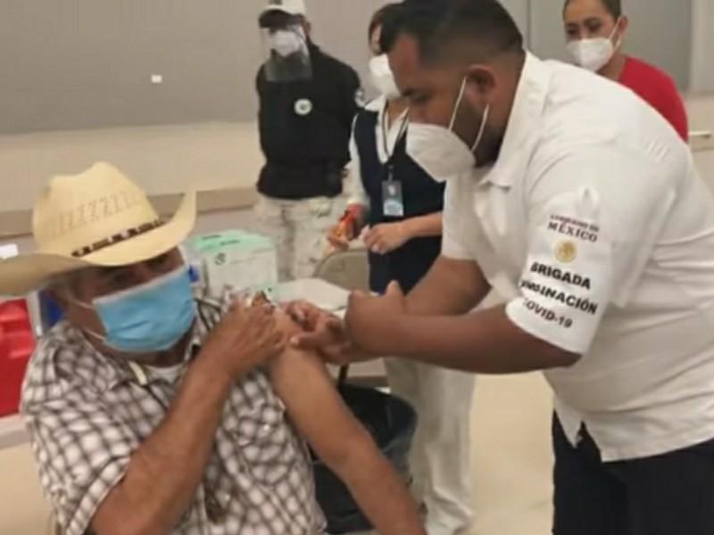 Vacunan a adultos mayores en Nava 