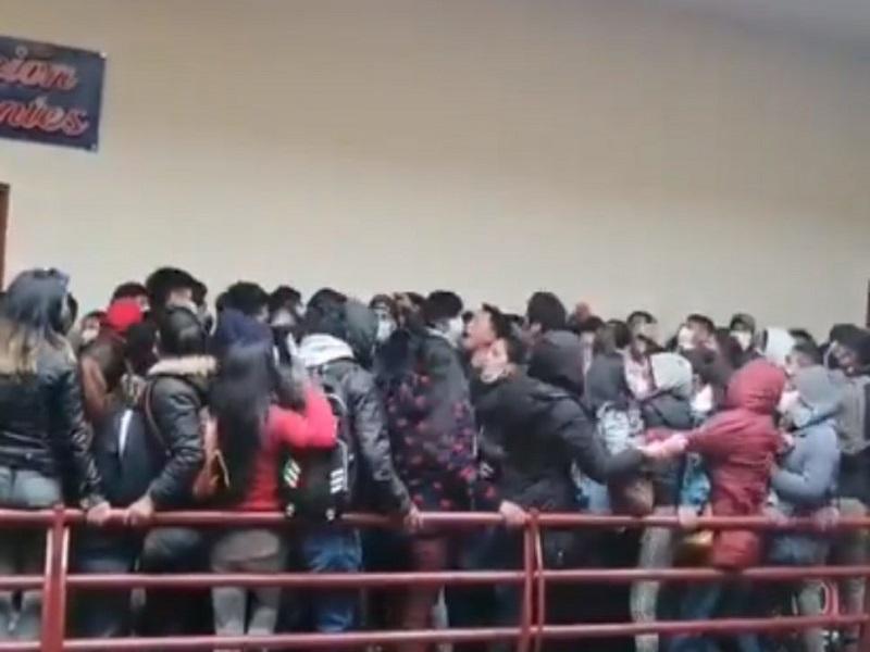 Mueren siete estudiantes tras caer de un cuarto piso en Bolivia, el barandal se rompió (VIDEO)