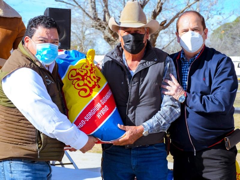 Alcalde entrega 35 toneladas de semilla de sorgo forrajero subsidiada a productores de Piedras Negras