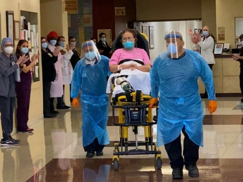 Sali&oacute; del hospital una mujer de Eagle Pass que pas&oacute; 21 d&iacute;as internada grave por Covid