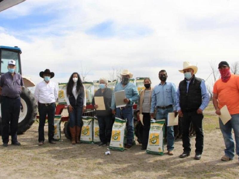 Entrega alcaldesa de Guerrero semilla de sorgo forrajero subsidiada a productores del campo