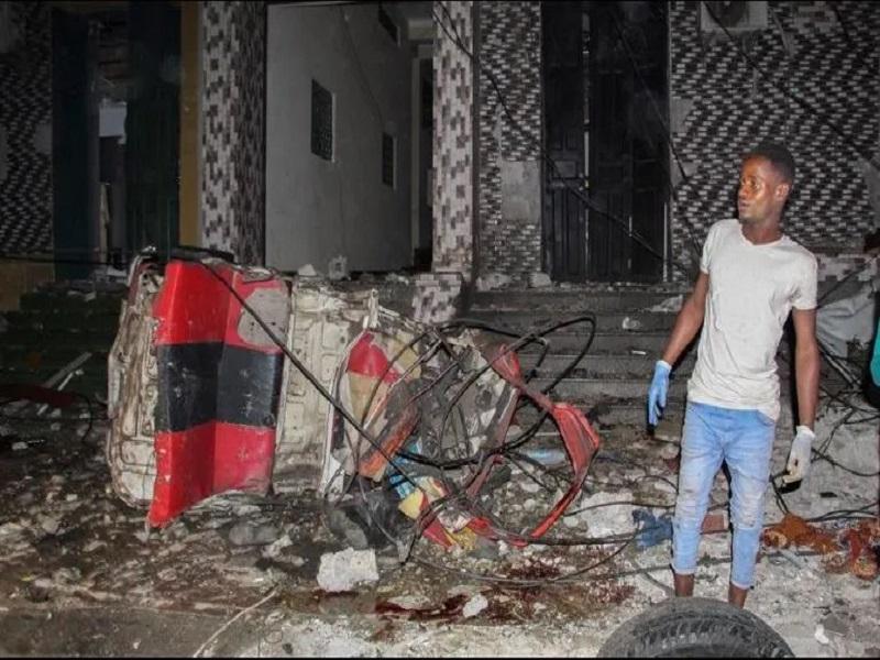 Más de 10 muertos tras estallar coche bomba frente a restaurante en Somalia