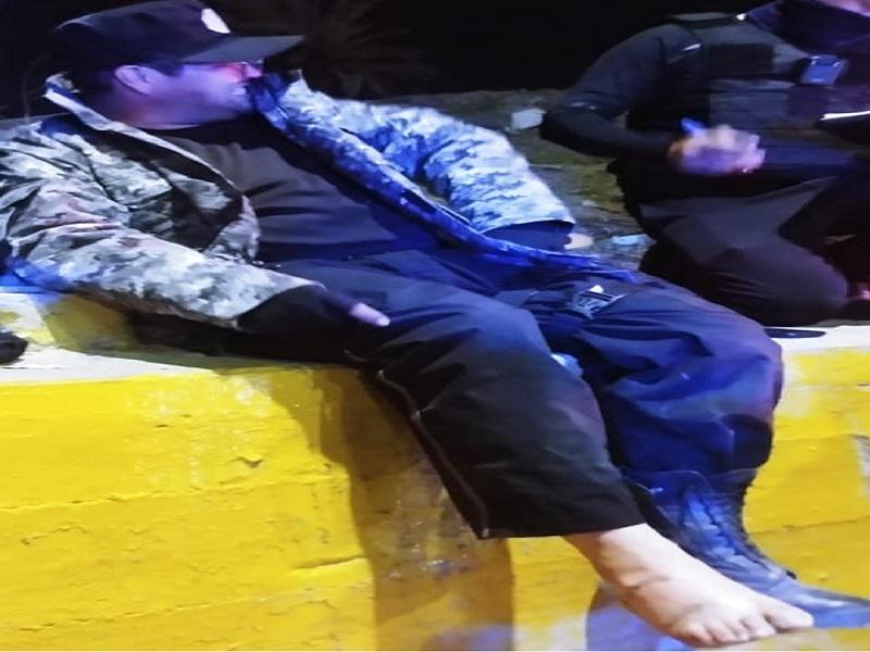 Tren prensa pie a guardia de Ferromex en el puente a desnivel en Piedras Negras