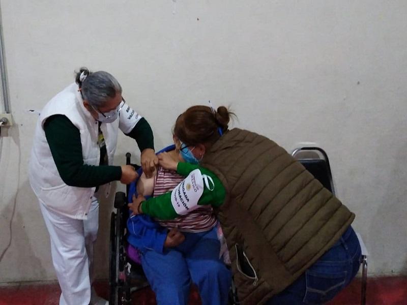 Con casi una hora de retraso inicia vacunaci&oacute;n contra el COVID-19 a adultos mayores en Allende