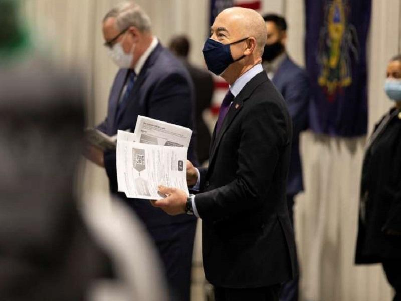 Funcionarios de Biden visitan frontera de Estados Unidos con M&eacute;xico ante aumento de migraci&oacute;n