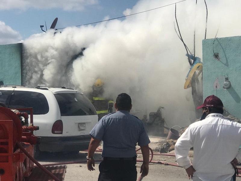 Voraz incendio deja daños totales en una vivienda en la colonia Acoros Dos (video)