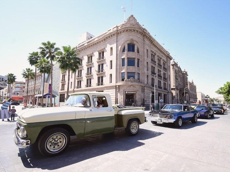 Impulsa Turismo Coahuila rodada de autos clásicos en el marco del Día Internacional de la Mujer