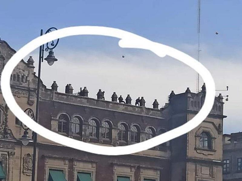 Mujeres denuncian por redes sociales la presencia de francotiradores en el Palacio Nacional durante la marcha (video)