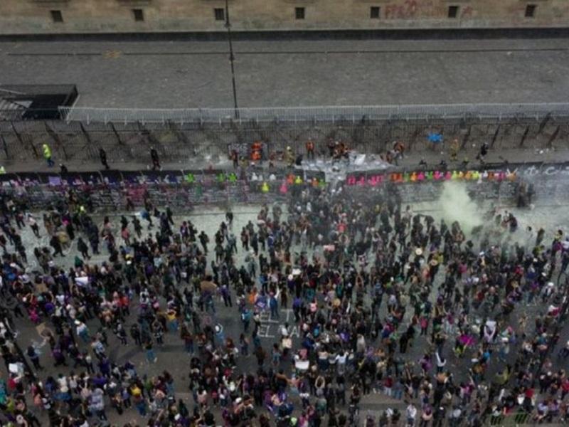 Manifestantes no llenan el Z&oacute;calo porque ciudadan&iacute;a rechaza violencia como la del 8M: AMLO