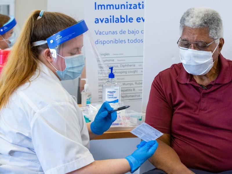 Llegan m&aacute;s dosis antiCovid a Eagle Pass, farmacia de Walmart tambi&eacute;n aplica vacunas