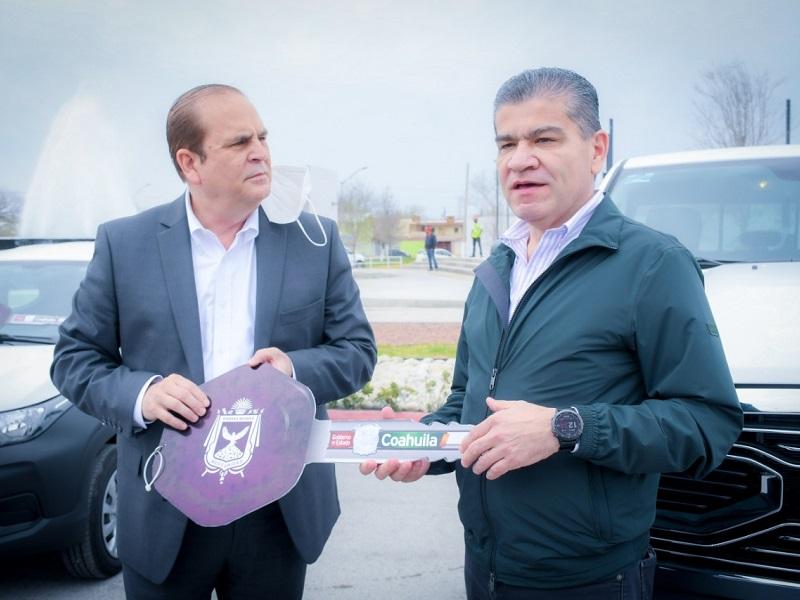 Gobernador Riquelme entrega al alcalde Claudio Bres cuatro nuevas unidades utilitarias para Piedras Negras 