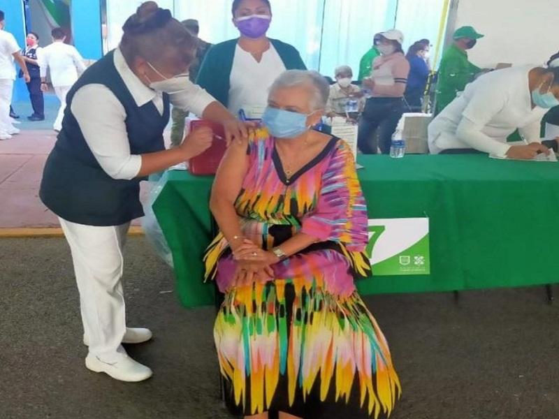 Olga S&aacute;nchez Cordero se vacuna contra el coronavirus en la CDMX