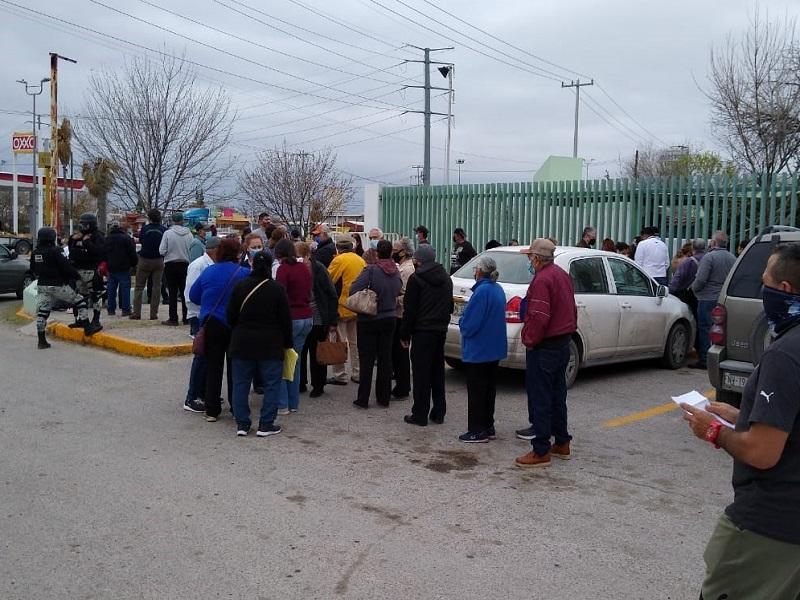 Forman largas filas adultos mayores en el módulo de vacunación del CONALEP de Piedras Negras (VIDEO)