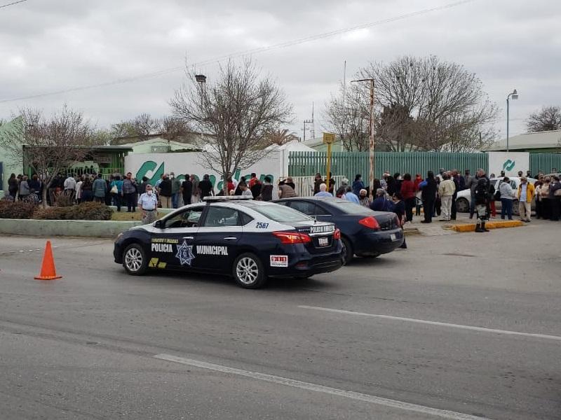 Acusan a funcionarios estatales de incitar a adultos mayores sin cita a acudir a vacunarse contra el COVID-19 en Piedras Negras