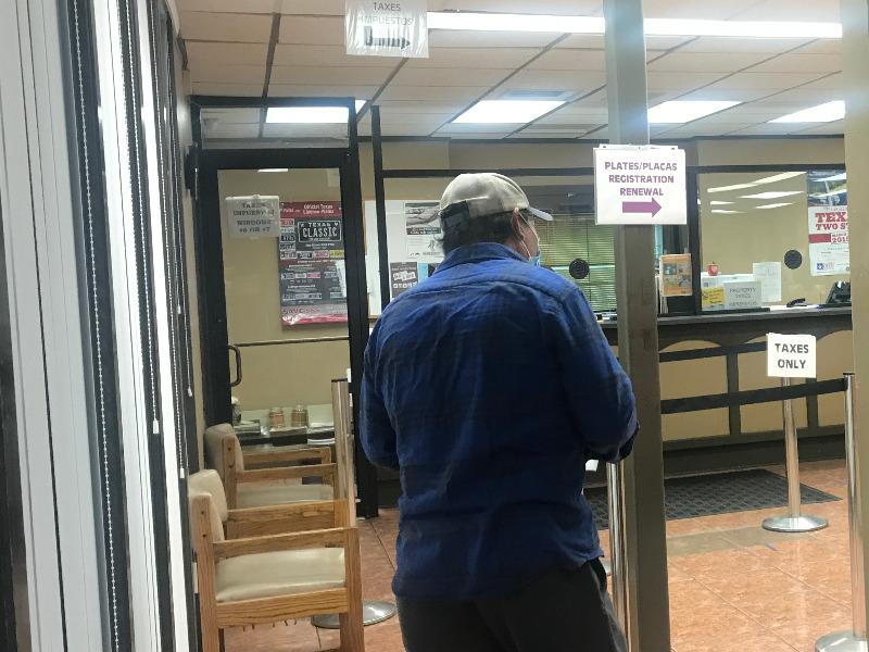 Oficinas del condado de Maverick piden a visitantes y empleados seguir usando el cubrebocas 