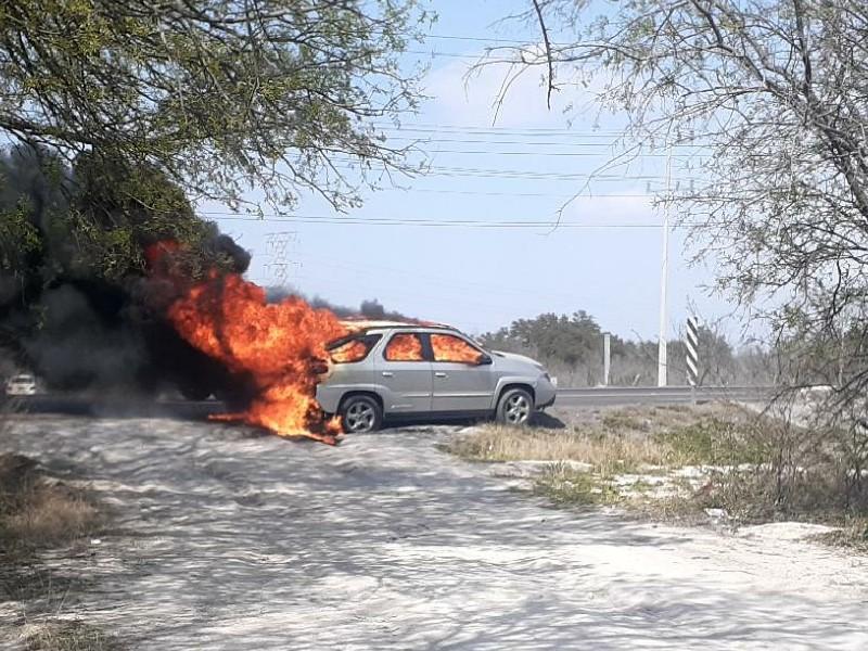 Se incendia vehículo en Nava, estaba recién reparado