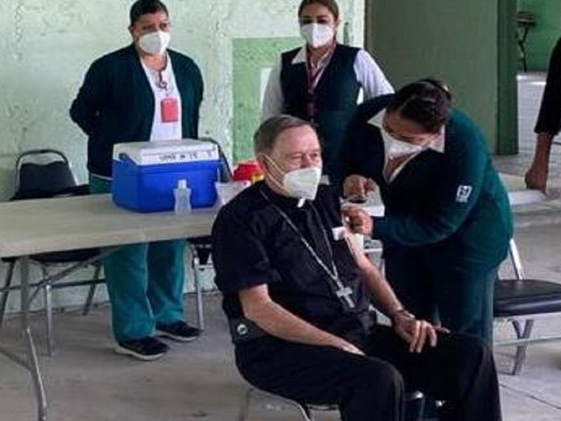 Recibe obispo de Piedras Negras la primera dosis de la vacuna contra el COVID-19