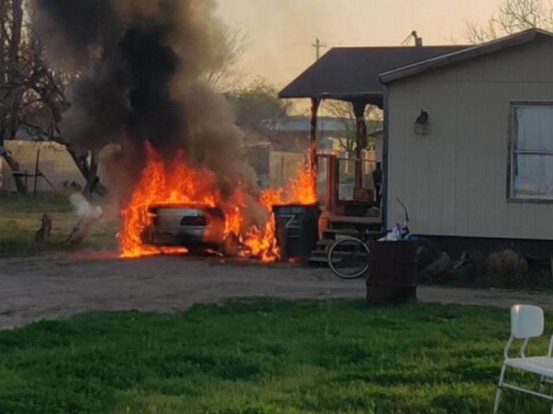 Se incendia vehículo al exterior de un domicilio en Eagle Pass