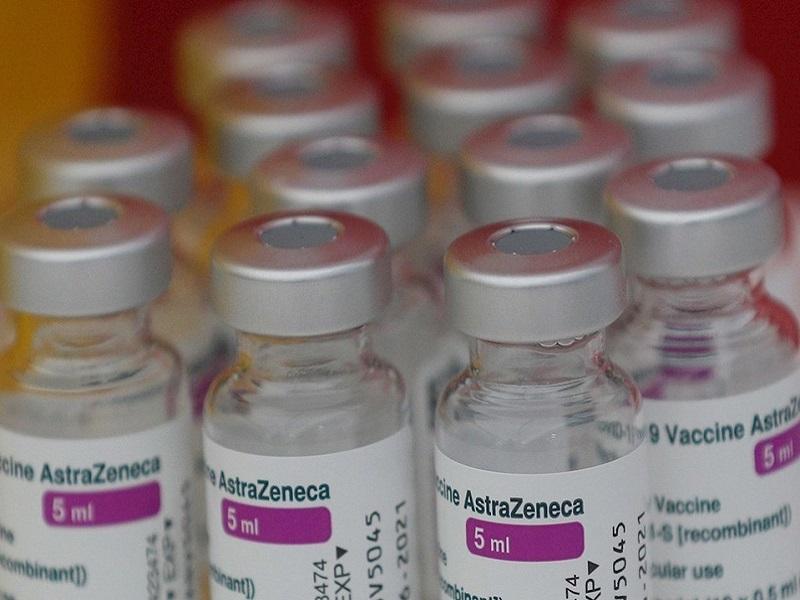 Países europeos suspenden aplicación de vacuna antiCovid de AstraZeneca; la OMS aconseja continuar su uso