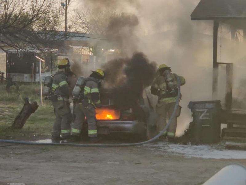 Sospechan que fue intencional el incendio que destruyó por completo un automóvil 