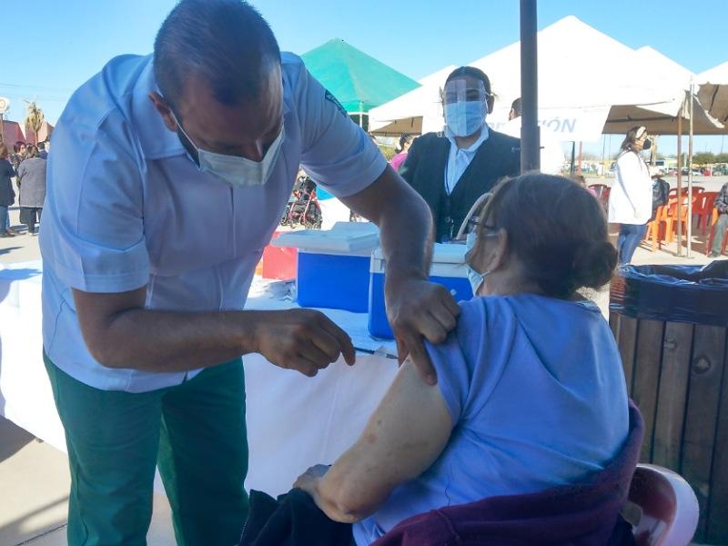 Inicia aplicaci&oacute;n de vacuna a mayores de 60 en Acu&ntilde;a (video)