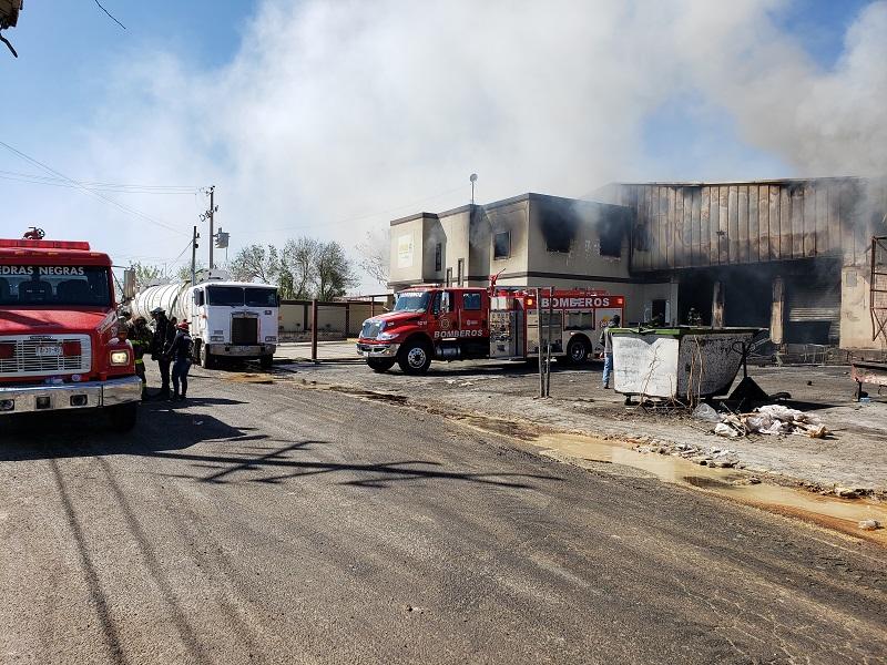 Aun combaten incendio en tienda de abarrotes de Piedras Negras a 24 horas del reporte, suman 5 bomberos lesionados (video)