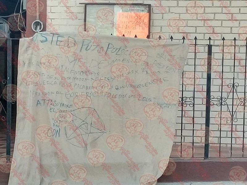 Investiga Fiscal&iacute;a manta localizada en el exterior de iglesia con la que se amenazaba a un polic&iacute;a (video)
