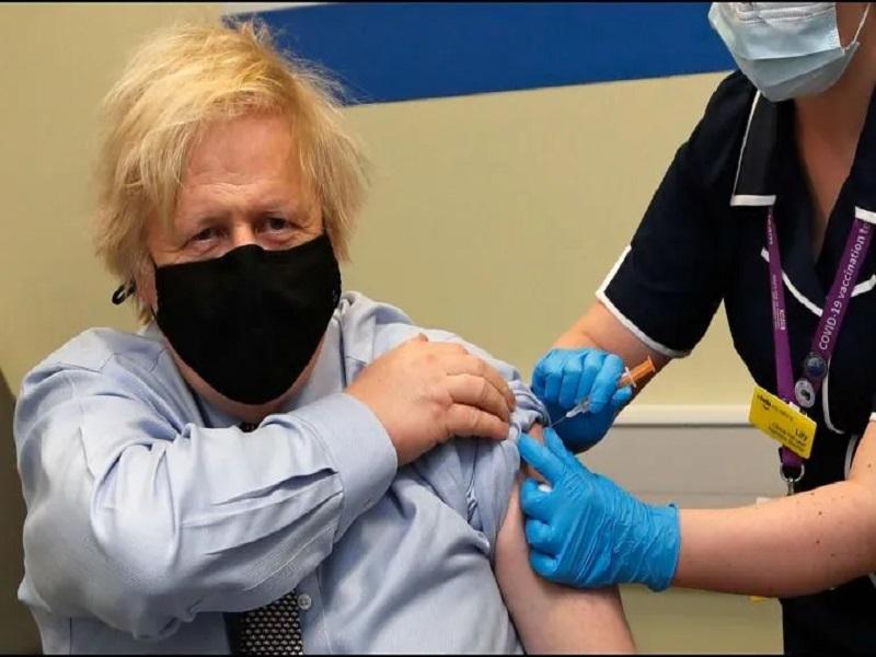 Primer ministro brit&aacute;nico, Boris Johnson, recibe primera dosis de la vacuna antCovid de AstraZeneca