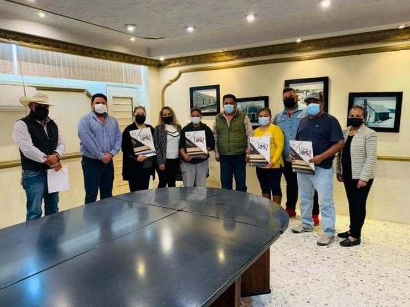 Entrega alcalde de Morelos escrituras a bajo costo a familias