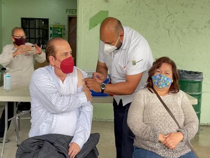Alcalde Claudio Bres acude a vacunarse, pide acercarse a adultos mayores de Piedras Negras que faltan (video)