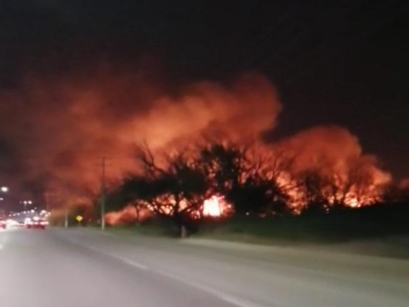 Moviliza a bomberos incendio de maleza cerca del Laguito Mexicano en Piedras Negras (VIDEO)
