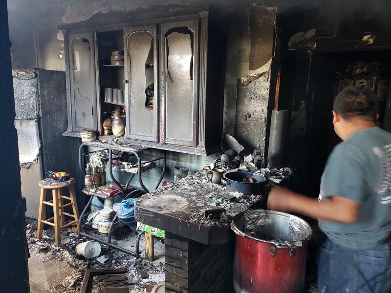 Vendedor ambulante pierde su casa en incendio, preparaba elotes