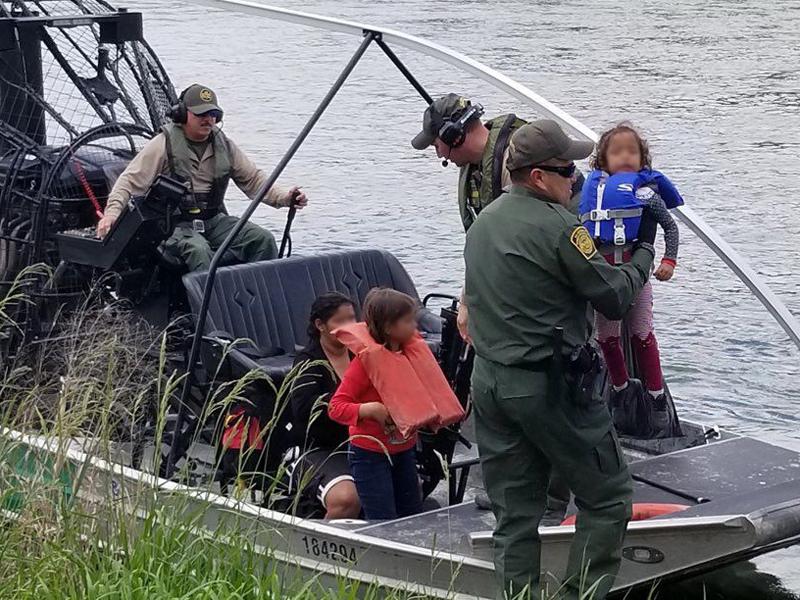Salieron del hospital madre e hijo que estuvieron a punto de morir ahogados en el río Bravo en Eagle Pass