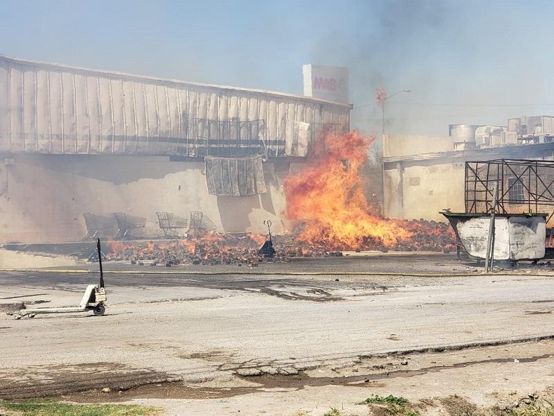 Aún emana humo tienda de abarrotes incendiada hace una semana en Piedras Negras, hay riesgo de derrumbe (VIDEO)