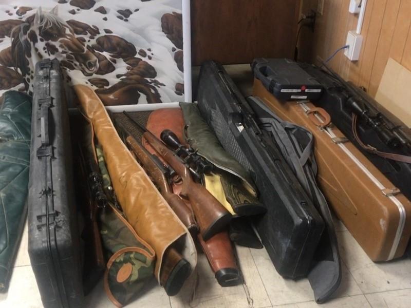 Detectives del Sheriff recuperaron 27 armas de fuego robadas de un  rancho en El Quemado (video)