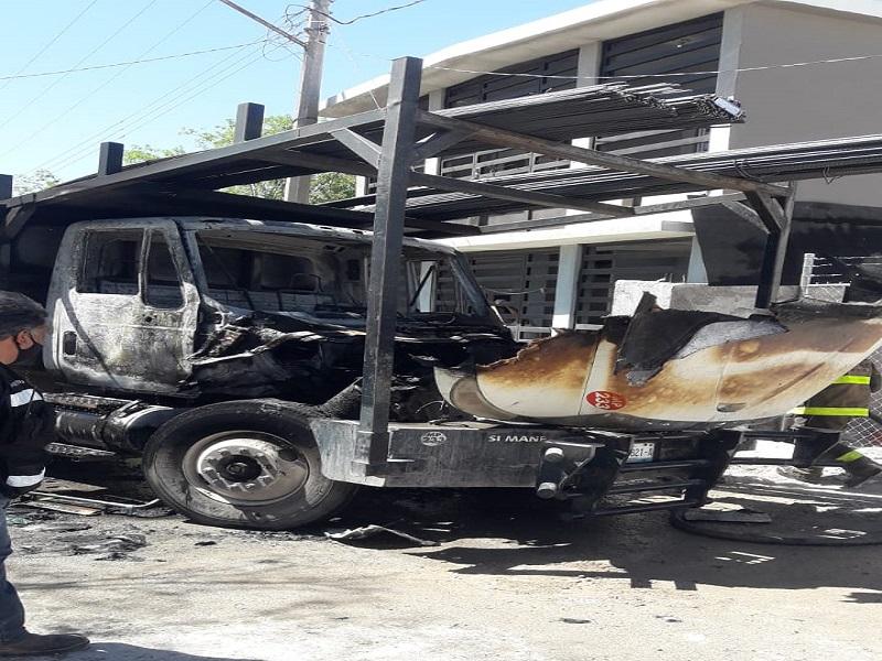 Voraz incendio consumió camión que transportaba varillas de acero en Piedras Negras (video)