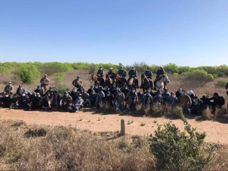 Detienen a grupo de 47 indocumentados en despoblado cerca de Carrizo Springs; cruzaron por Guerrero