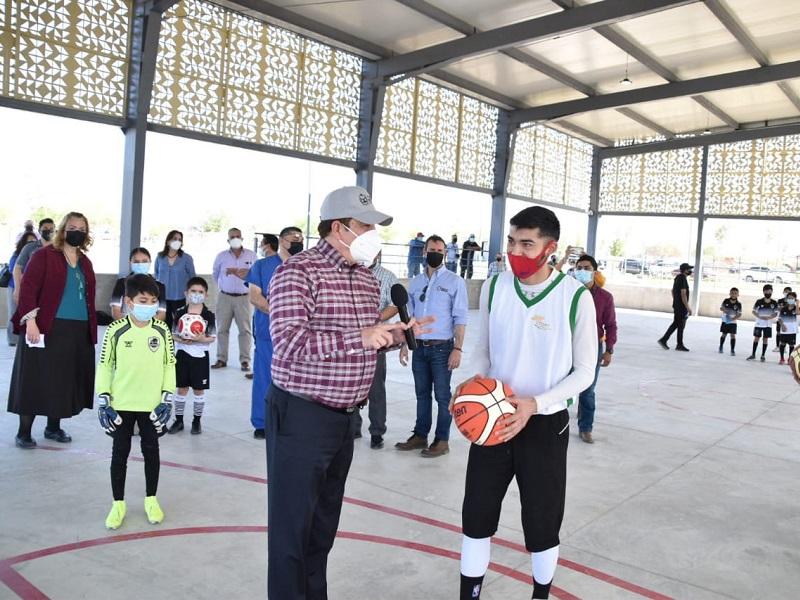 Alcalde CBG entrega Unidad Deportiva con juegos infantiles a habitantes de la colonia El Cenizo