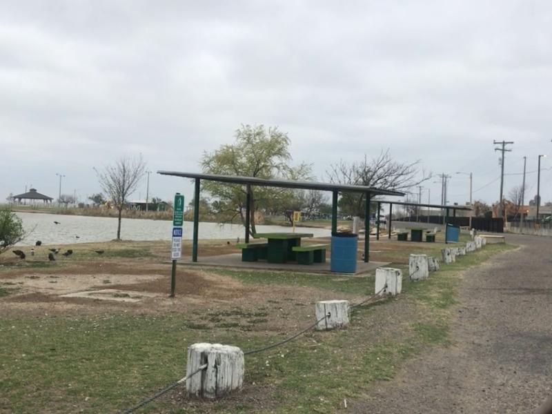 Con c&aacute;maras detectan a quienes usan de basurero el parque del Lago del Condado de Maverick, aplicar&aacute;n multas