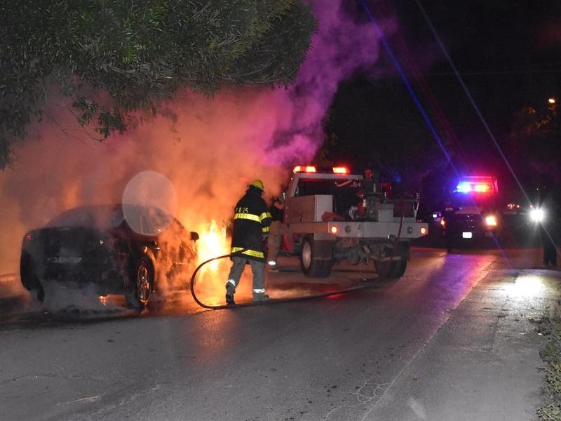 Daños totales deja incendio de vehículo en Villa de Fuente