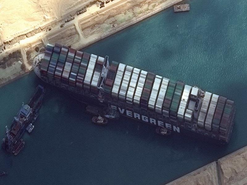 Sigue el bloqueo en Canal de Suez, transporte mar&iacute;timo tardar&aacute; meses en recuperarse