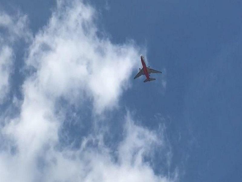 Avión DC10 realiza descargas de agua con retardante para combatir incendio en La Pinalosa (VIDEO)