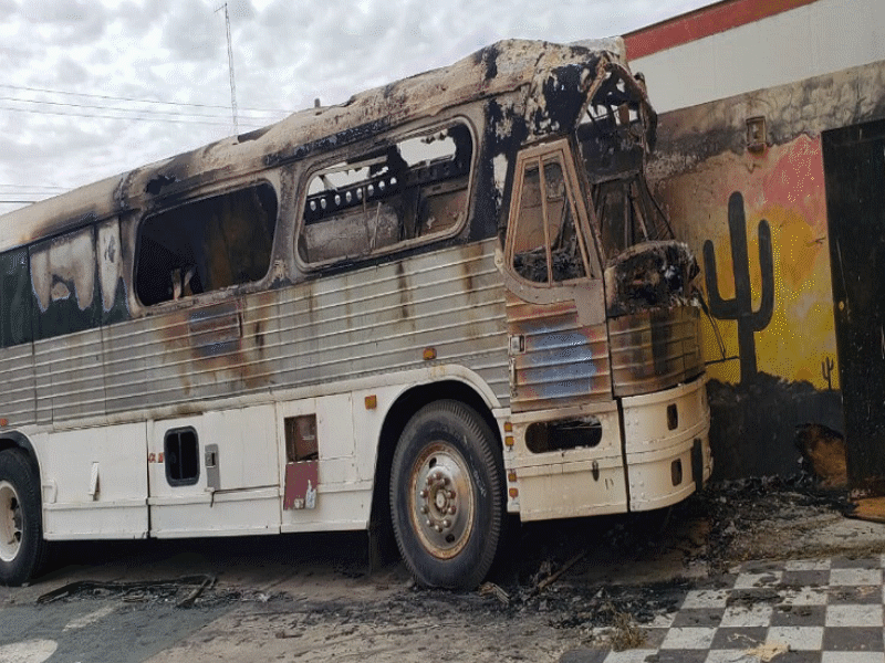 Se incendia autobús de grupo musical afuera de discoteca 