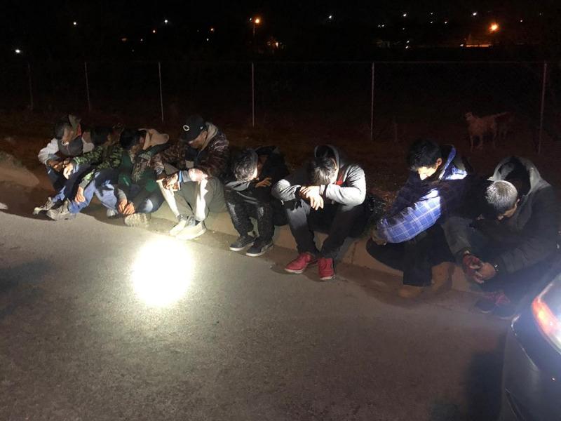 Arrestan a cientos de indocumentados en zonas residenciales al norte de Eagle Pass