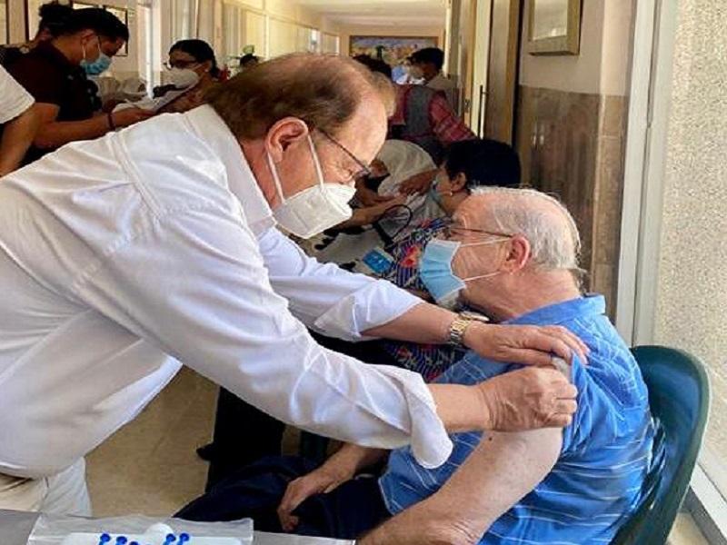 Aplica secretario de Salud dosis antiCovid en asilos de Torre&oacute;n