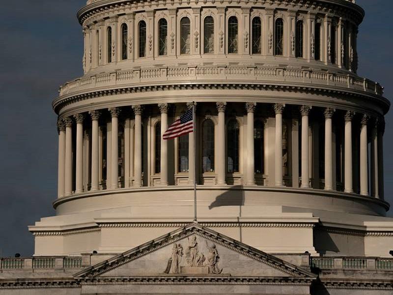 Cierran Capitolio de EU por amenaza de seguridad exterior, un hombre embisti&oacute; a dos polic&iacute;as
