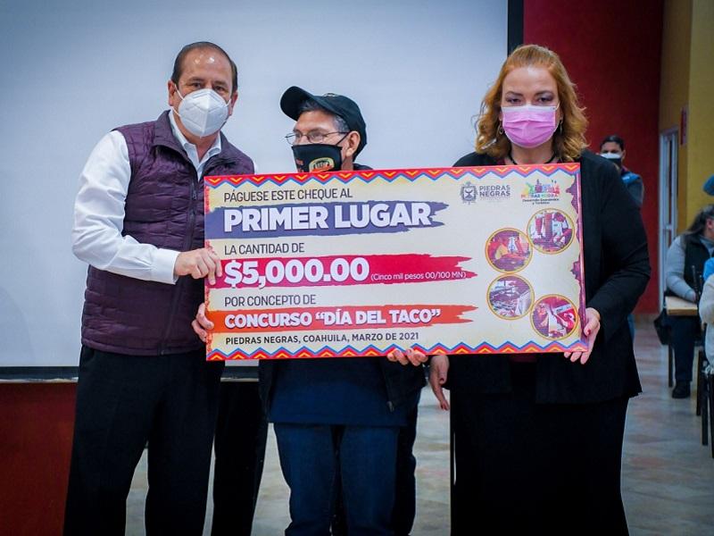 Agradece Luis Fernando Hern&aacute;ndez a su familia y clientes tras recibir primer premio del D&iacute;a del Taco 