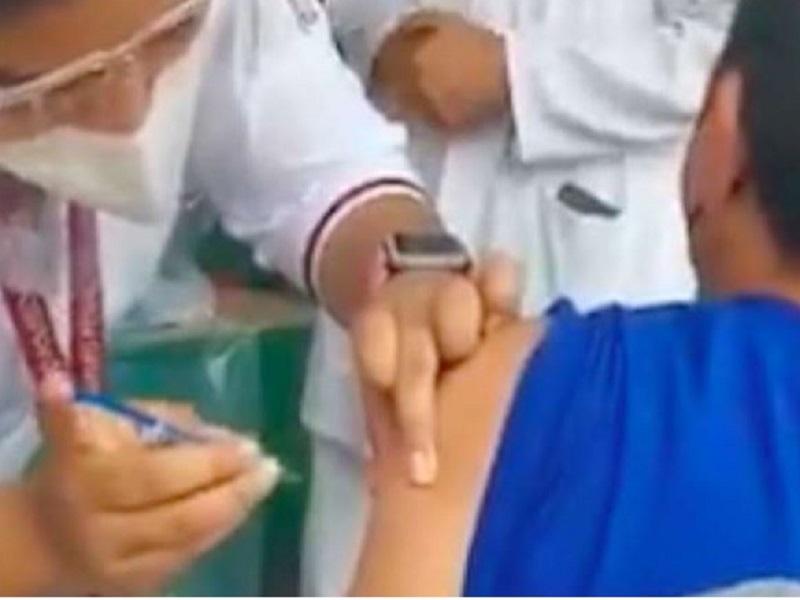VIDEO exhibe a enfermera que simula vacunar a adulto mayor en CdMx; fue error, dicen autoridades (video)